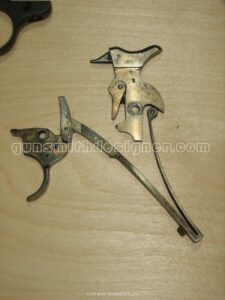 Les pièces du mécanisme assemblées hors de leur logement, revolver 1892.