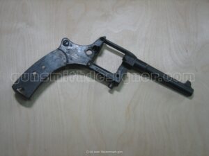 La carcasse nue du revolver 1892 vu de droite.