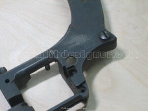 La carcasse nue du revolver 1892 vu de droite. Logement du verrou de barillet.