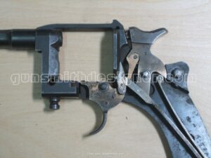 Gros plan sur le mécanisme du revolver français 1892.