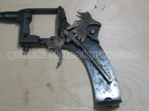 Le mécanisme du revolver 1892, le chien armé.