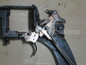 Gros plan sur l'intérieur du mécanisme du revolver 1892. le chien armé.